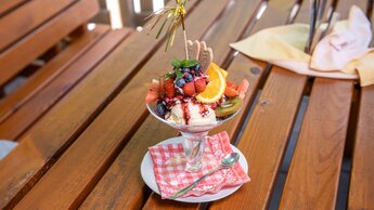 Eisbecher auf der Terrasse im Gasthaus Seestube | © Blitzlicht Brunner