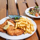 Wiener Schnitzel mit Salat | © Blitzlicht Brunner