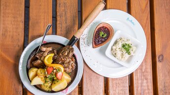 Rindsgulasch mit Kartoffeln und Preiselbeeren | © Blitzlicht Brunner