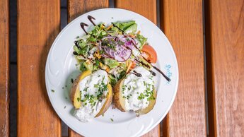 Ofenkartoffeln mit Salat | © Blitzlicht Brunner